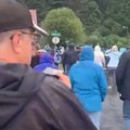 (Video) Ljudi u panici beže, sve se trese! Serija žestokih zemljotresa pogodila Aljasku, izdato upozorenje na cunami…