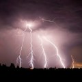 Ne stojte ispod drveta! Kako da izbegnete udar groma kada se desi nevreme na letovanju ili u gradu