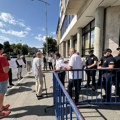 FOTO Ograde ispred Skupštine Novog Sada, interventna policija na licu mesta, građani se okupljaju