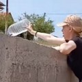 "Kopam i gradim": Bila je najpoznatija starleta u Srbiji, a sad se snima na gradilištu kako zaliva beton u markiranim stvarima