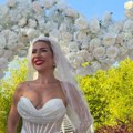 Jovana Jeremić blista u venčanici: Sva u belom, nosi veo do poda, a svi gledaju u dekolte: Mala Lea se ne odvaja od mame (foto)…