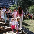 Predstavnici Vlade Srbije i prva dama obišli sa decom koja boluju od retkih bolesti i njihovim porodicama „Staro selo” u…