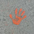 (ФОТО) Непозната лица оскрнавила кућу активисткиње из Оџака, грађани организују протест подршке