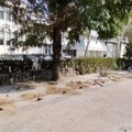 POKS: Deca meta profita — gradska vlast ruši ogradu oko škole zbog parkinga!