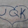 Ispisani grafiti "UČK": U selu Dobrotin kod Lipljana u blizini škole i obdaništa (foto)