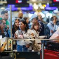 Putnici, naoružajte se strpljenjem! Haos na aerodromima širom Evrope: Hiljade ljudi zaglavljeno, letovi odloženi, a ove tačke…