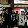 Šta to Partizan "smera" sa poznatim glumcima pred Real? Svi se okupili, a u rukama dresovi crno-belih