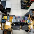(Видео) Крађа у маркету са све кусуром Ушла је да пазари, платила, отишла, а видео снимак-открио је да је продавачица била…