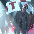 Bedž „Studenti pobeđuju“ je zasijao na svetski poznatom festivalu: Legendarni britanski roker podržao proteste u Srbiji