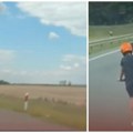 (Video) Neverovatan snimak na auto-putu! Dva dečaka električnim trotinetom se voze između Inđije i Stare Pazove