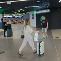 Jovana Pajić sletela na aerodrom, sačekala je Marija Šerifović u crnom džipu: Pevačica u ležernom izdanju, sama vuče kofer…