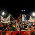 (Foto, video) Demonstranti policiju gađaju jajima i paradajzom! Haos na ulicama evropske prestonice: Žestok sukob ispred…