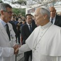 Papa napustio bolnicu nakon operacije pluća, vratio se u Vatikan