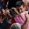 Emotivni zagrljaj Novaka i ćerke Tare, slavlje u porodičnoj loži Đokovića