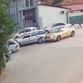 Gepek "odleteo" u vazduh: Haos na Voždovcu: Zlatnim "audijem" se zakucao u parkirano vozilo, pa pobegao (foto)