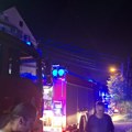 Požar na Čukarici zahvatio i 10 auta, komšije u šoku: "Čuo sam da kako je puklo, plamen je bio 15 metara uvis"