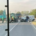 Udes kod rumenke: Sudarili se kombi i traktor