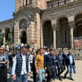 Slika govori više od 1.000 reči! Studenti koji hoće da uče odali poštu žrtvama Bljeska, dok blokaderi u Hrvatskoj gde ih…
