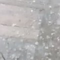 Nemile scene, bije grad po novom sadu Pogledajte kako udara snažno nevreme, sve tutnji (video)