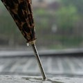 Evo čemu služi metalni vrh na kišobranu - detalj koji svi vide, ali retko ko zna zašto je tu