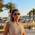 Nadimak joj je bio "daska", a sada ima telo kao avion: Pevačica u haljini pripijenoj uz telo: Baškari se u Crnoj Gori i uživa…