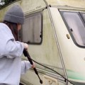 "Kupila sam staru kamp prikolicu iz '89. za samo 570 evra i od nje napravila OVO" Neverovatna transformacija oduševila mreže…