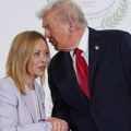 Trampov "poljubac smrti" Izgubio je svog poslednjeg saveznika u EU: Meloni je hvalio na sva usta, a sada je javno ponižava