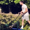 Kosi travu i sluša Cecinu pesmu: "Idi dok si mlad" Za našim poznatim glumcem devojke lude, a žena ga sad ponosno snima dok…