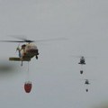 4 helikoptera i vatrogasci iz EU stigli u Srbiju, pomažu u gašenju požara