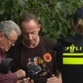 (VIDEO) N1 u Hagu uoči presude Tačiju: Kod suda ljudi i automobili sa simbolima OVK