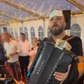 (Video) Nestala struja usred slavlja, Borko Radivojević spasio stvar: Hit video se širi mrežama, harmonikaš ovim gestom sve…