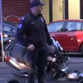 Prva slika, vozač nepomično leži na ulici: Teška nesreća na Trgu Nikole Pašića, rasuli se delovi, skuter podleteo pod…