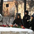 Грађани Москве остављају цвеће и пале свеће за Наваљног