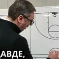 Predsednik Vučić pokazao i svoje trenersko znanje! Sa flomasterom i tablom objasnio košarku! (VIDEO)