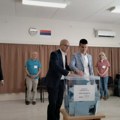 Premijer Vučević obavio građansku dužnost: Na glasačkom mestu sa suprugom i sinovima (video)