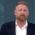 Priveden novinar Čej Bouz: Rumunska policija ušla u avion po dopisnika RT