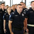 Policijska uprava Kragujevac obležila Dan i Slavu: Položeni venci ispred Memorijalnog zida (foto)