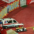 Drama na severnoj tribini: Navijaču pozlilo, nekoliko njih ga spustilo na stazu i donelo do hitne!
