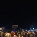 (Video) Srbi nasred granice zaigrali uz trubače: Ori se "Hej, Šeki, Šeki...", svi izašli iz autobusa, poručuju: "Gužve nam…