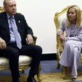 (Video) "Izgledaš sjajno, ali prestani da pušiš": Italijanska premijerka ostala šokirana posle Erdoganove šale, umešao se i…