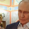 Pogledajte s kim je Putin dočekao Božić: Tradicionalno zapalio sveću u crkvi, pa ovo poručio na praznik