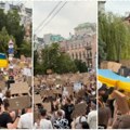 Demonstracije širom Ukrajine! Hiljade ljudi već četvrti dan na ulicama, traže smenu Sirskog: "Vojnici služe narodu Ukrajine, a…
