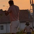 Miloš Biković sa sinom na crnogorskom primorju: Koliko je samo Vasilije porastao! Glumac ga nosi na ramenima, a oko njih…
