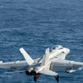 Američki E/A-18G Growler upao u more: Piloti se katapultirali, četvoro povređeno na palubi nosača