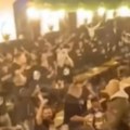 Grobari "okupirali" Oktobarfest! Neviđena scena u čuvenoj pivnici, nema bavarske muzike pred Bajern...