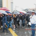 „Običan građanin“ stigao u Zrenjanin: Ljudi u crnom, direktori, koordinatori, desetine autobusa i skroman odziv! Miting SNS-a…