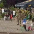 Vojnici američkog Kfora se igrali s decom ispred opštine Leposavić: Još jedan lep primer saradnje uz graju i smeh (video)