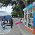 (FOTO) Leto na Jadranu: Biblioteka na plaži i kran za spuštanje invalida u more