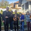 Snaga je u ljudima Vučić sa porodicom Nikolić iz Mihajlovca: Vi mnogo doprinosite Srbiji i mnogo vam hvala na tome (video)