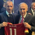 Srdačan susret Na žrebu za Ligu nacija: Dragan DŽajić uručio dres Srbije predsedniku UEFA Aleksandru Čeferinu